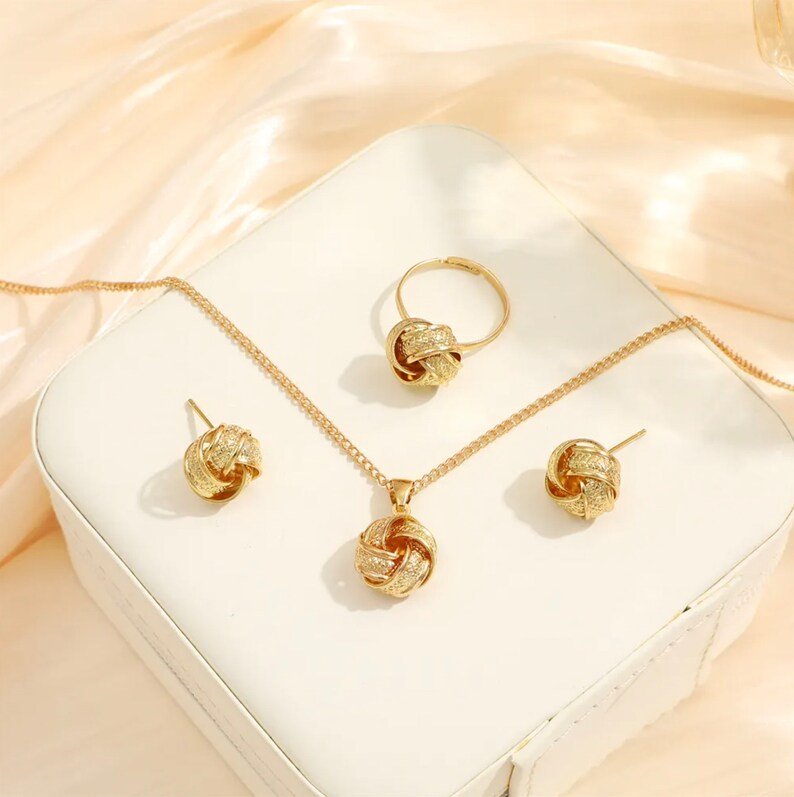 The Classic Gold Jewelry Set